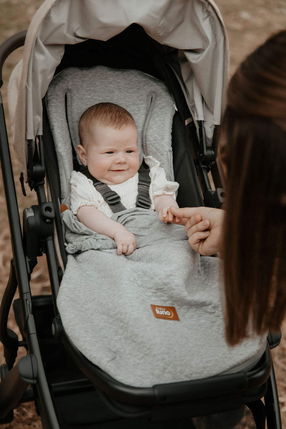 baby in a grey blanket baby luno Summer Lite Grey Footmuff